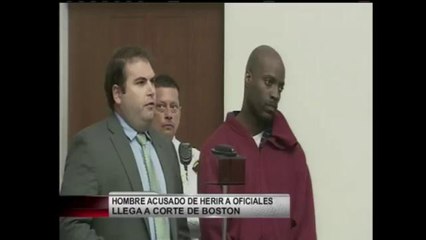 Llega a corte hombre acusado de herir a policías
