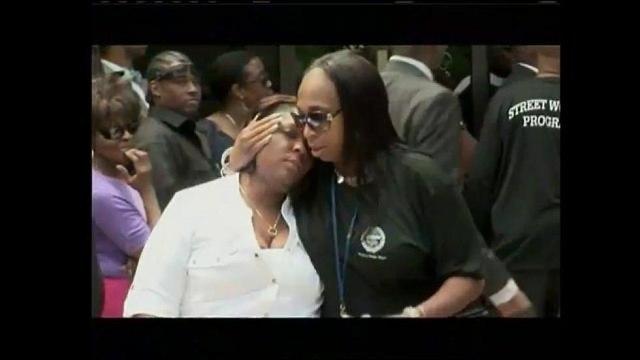 Servicios fúnebres para joven asesinado afuera de su escuela