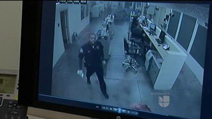 Agente es captado golpeando a recluso