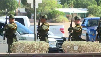 Honran a agentes caídos.