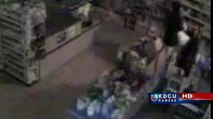 Video de vigilancia capta a un hombre robando una tienda