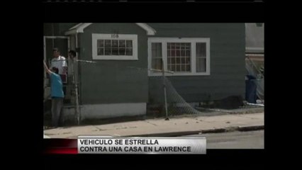 Conductor impacta su auto contra casa en Lawrence