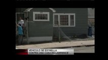 Conductor impacta su auto contra casa en Lawrence