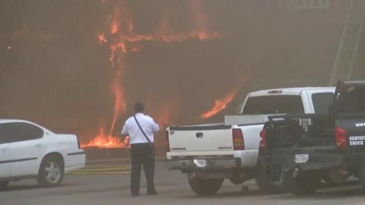 Incendio consume locales comerciales en la zona...