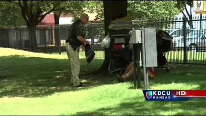 Agentes de la policía ayudan a indigentes en días calurosos