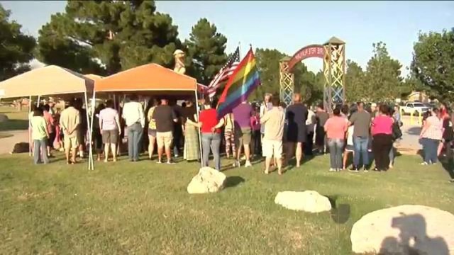 Decenas de personas en Odessa acuden a la vigilia para conmemorar a las víctimas del tiroteo de Orla