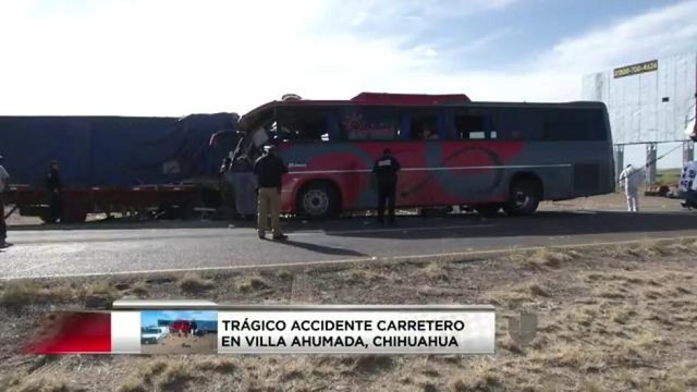 Mueren 10 personas en accidente con un camión de turistas