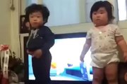 Bebés coreanos bailando