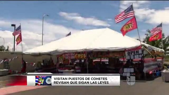Los bomberos de Albuquerque inspeccionan puestos de fuegos pirotécnicos