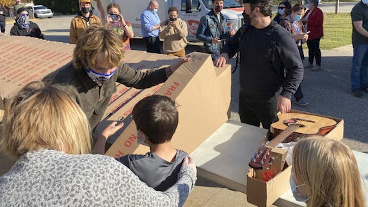 Grammy-Winning Musician Surprises More than 200 Students with Guitars