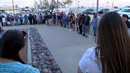 Recuerdan en El Paso a los agentes caídos en Dallas