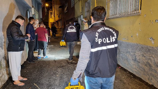 Komşular arasında taşlı bıçaklı kavga: 2 yaralı