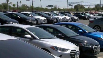 Ventas de autos bajo carpas.