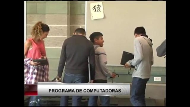 VIDEO: Estudiantes de preparatoria en la Costa Central reciben computadoras