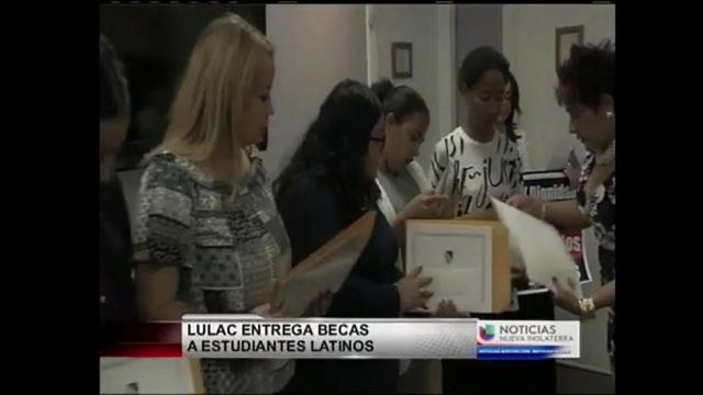 Vídeo: Estudiantes reciben becas universitarias