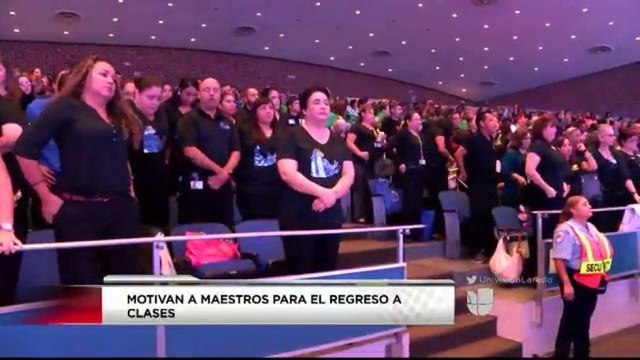 Maestros y personal administrativo celebran el regreso a clases