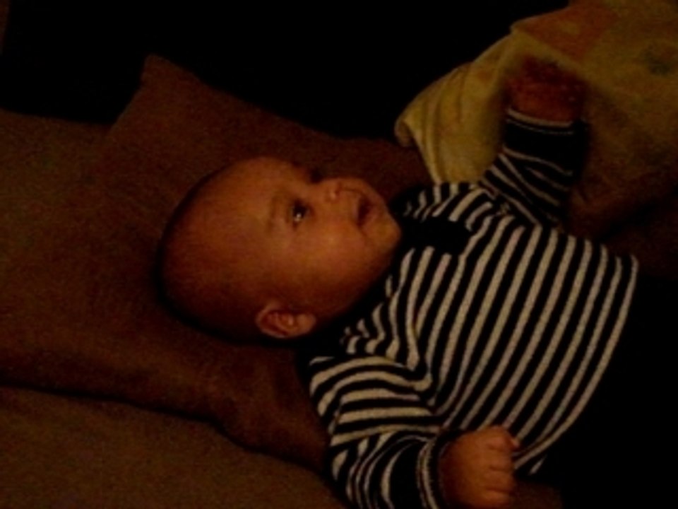 Ebby rigole aux bêtises de son papa...