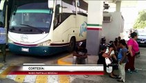 Detienen a autobús con 53 migrantes africanos.