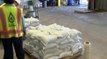 Regalan bolsas de arena para prevenir inundaciones