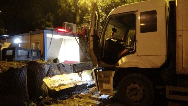 Tekstil yüklü kamyon polis uygulama noktasına daldı