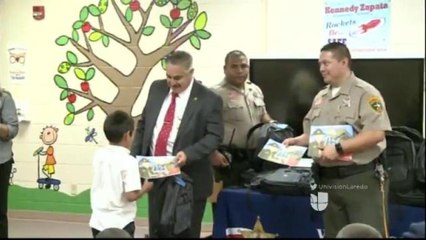 Estudiantes de escuela primaria reciben útiles escolares