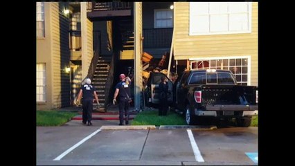 Mujer pierde control de vehículo mientras trataba estacionarse.