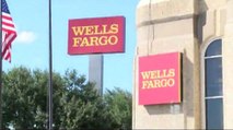 Arrestan a mujer que asaltó sucursal de banco Wells Fargo.