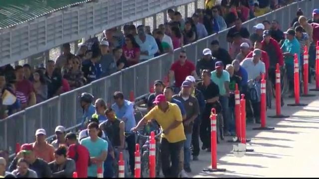 Filas kilométricas de peatones en los puentes internacionales