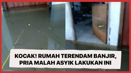 Kocak! Rumah Terendam Banjir, Pria Malah Asyik Lakukan Ini