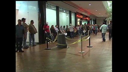 Miles de personas solicitan empleo en un centro comercial