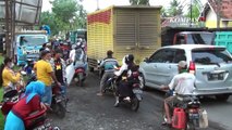 Ratusan Sopir Truk Blokade Jalan Macet Total