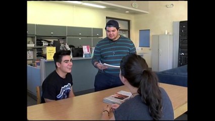 VIDEO: Campaña para registrar estudiantes para votar en el Colegio Cuesta