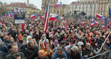 Çekya’da binlerce kişi Kovid-19 önlemlerini protesto etti