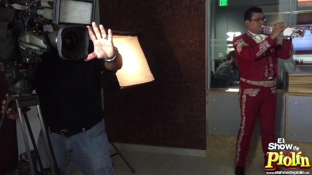 Luis Coronel, Lupillo Rivera, Telemundos Jorge Miramontes, y Piolin hacen el Mannequin Challenge!