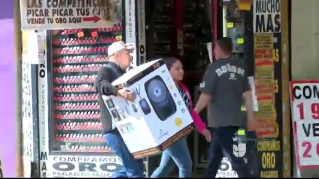 Algunos compradores prefieren buscar ofertas en tiendas locales