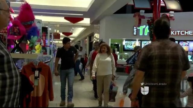 Compradores aprovechan ofertas