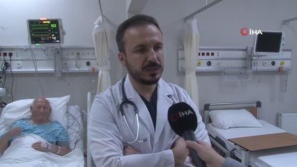 Evinde kalp krizi geçiren 93 yaşındaki adam, koldan anjiyo yapılarak hayata tutundu