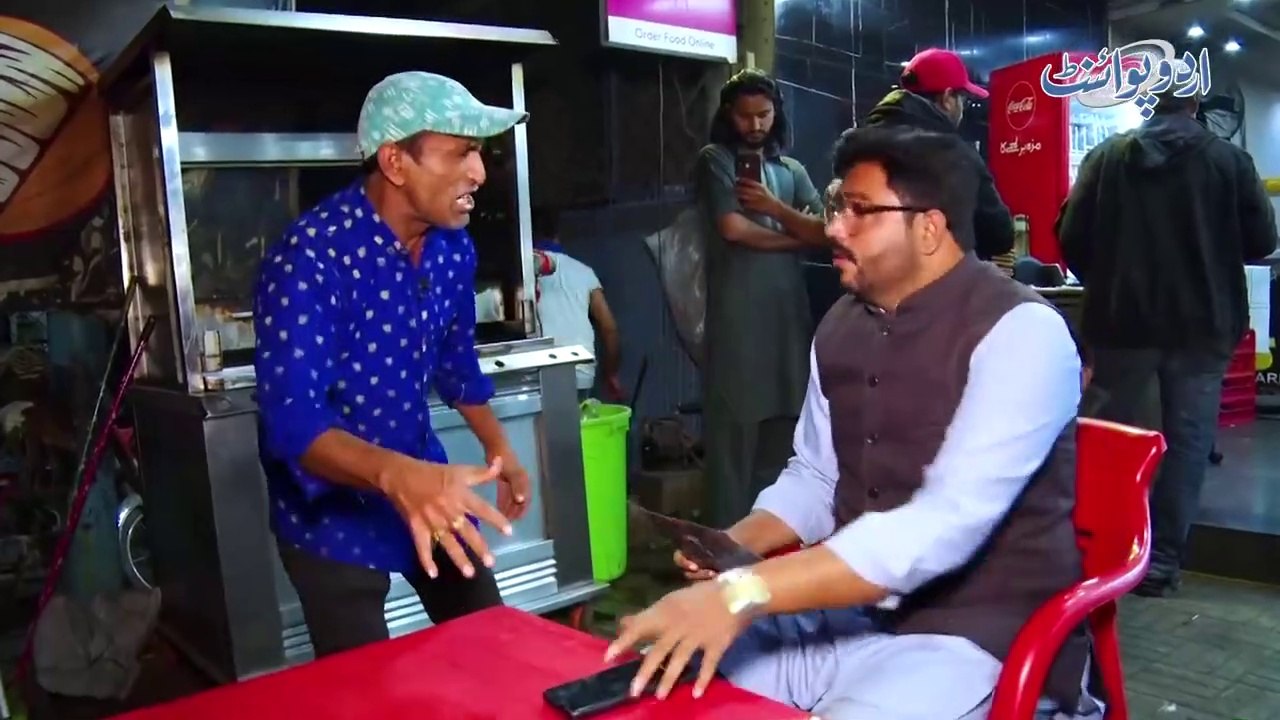 Thumka_Laga_Kar_Customer_Ko_Khush_Karne_Wala_Waiter_-_Mazedar_Khana_Bhi_Khilata_or_Masti_Bhi_Karta
