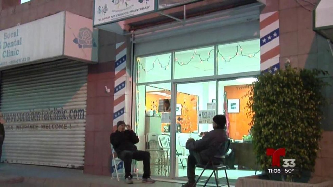 Tijuanenses enseñan a hablar español a migrantes haitianos varados en la frontera