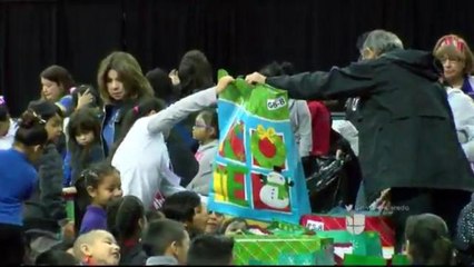 Santa Claus regala juguetes a niños laredenses