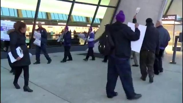 Trabajadores de aeropuertos locales protestan por un salario digno