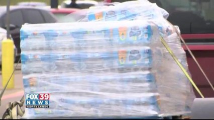 Laredoans help collect water for residents in Corpus Christi