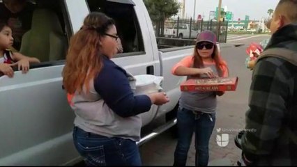 Joven celebra su cumpleaños regalándole comida a los más necesitados