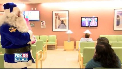 Blue Santa visits children who will spend the holidays at the Hospital