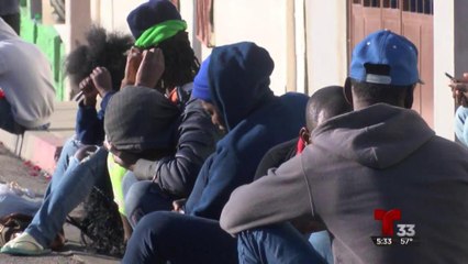 Haitianos duermen en las calles de Tijuana, ya no hay espacios en albergues