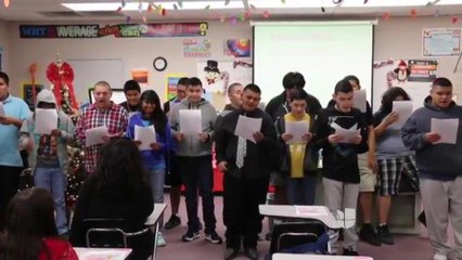 Estudiantes con necesidades especiales reciben regalos
