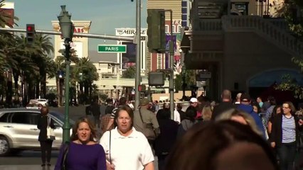 Adultos obtienen su diploma de preparatoria.