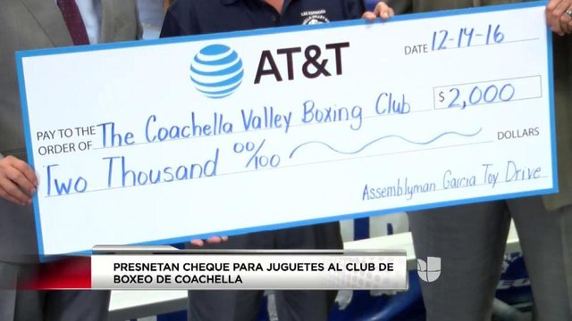 Entregan cheque para colecta de juguetes