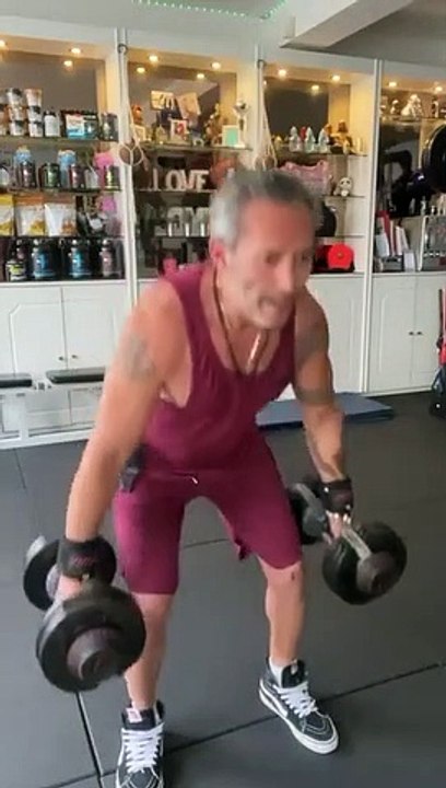 —Gear from @bodyengineers—SAVE This Leg Day—Happy Monday Everyone ! —Salut la fam, j’espère que vous allez bien? Voici mon entraînement Jambes de ce lundi après-midi.« Never Skip Your Leg «  —1. DB Box Squats - 4✖️15reps.2. DB Front Squat