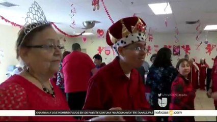 Coronan a la reina y al rey en el centro para adultos Esmeraldas